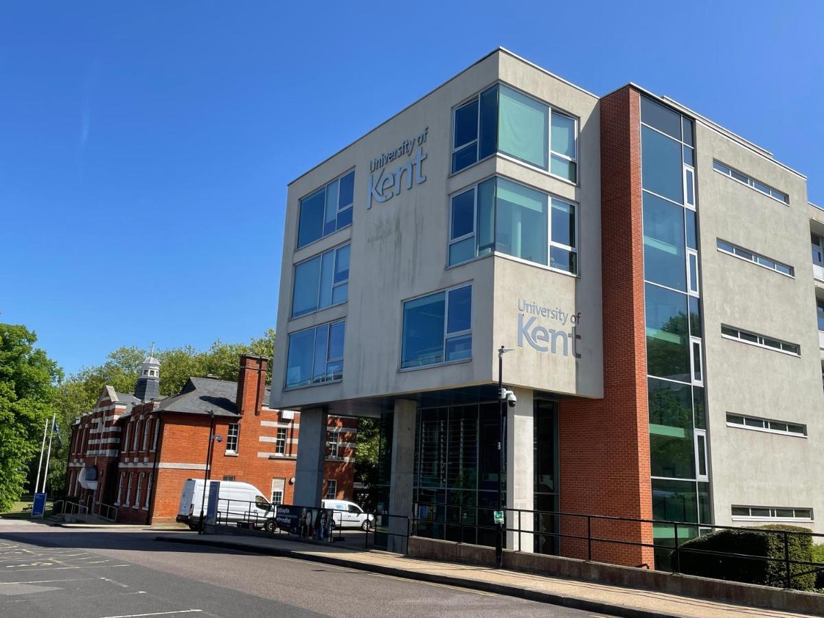 Deluxe 1-Bedroom Serviced Apartment Sleeps 4 For Short Or Long Stay Gillingham  Exterior foto
