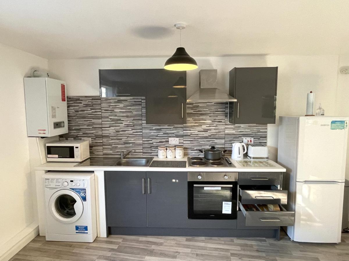 Deluxe 1-Bedroom Serviced Apartment Sleeps 4 For Short Or Long Stay Gillingham  Exterior foto