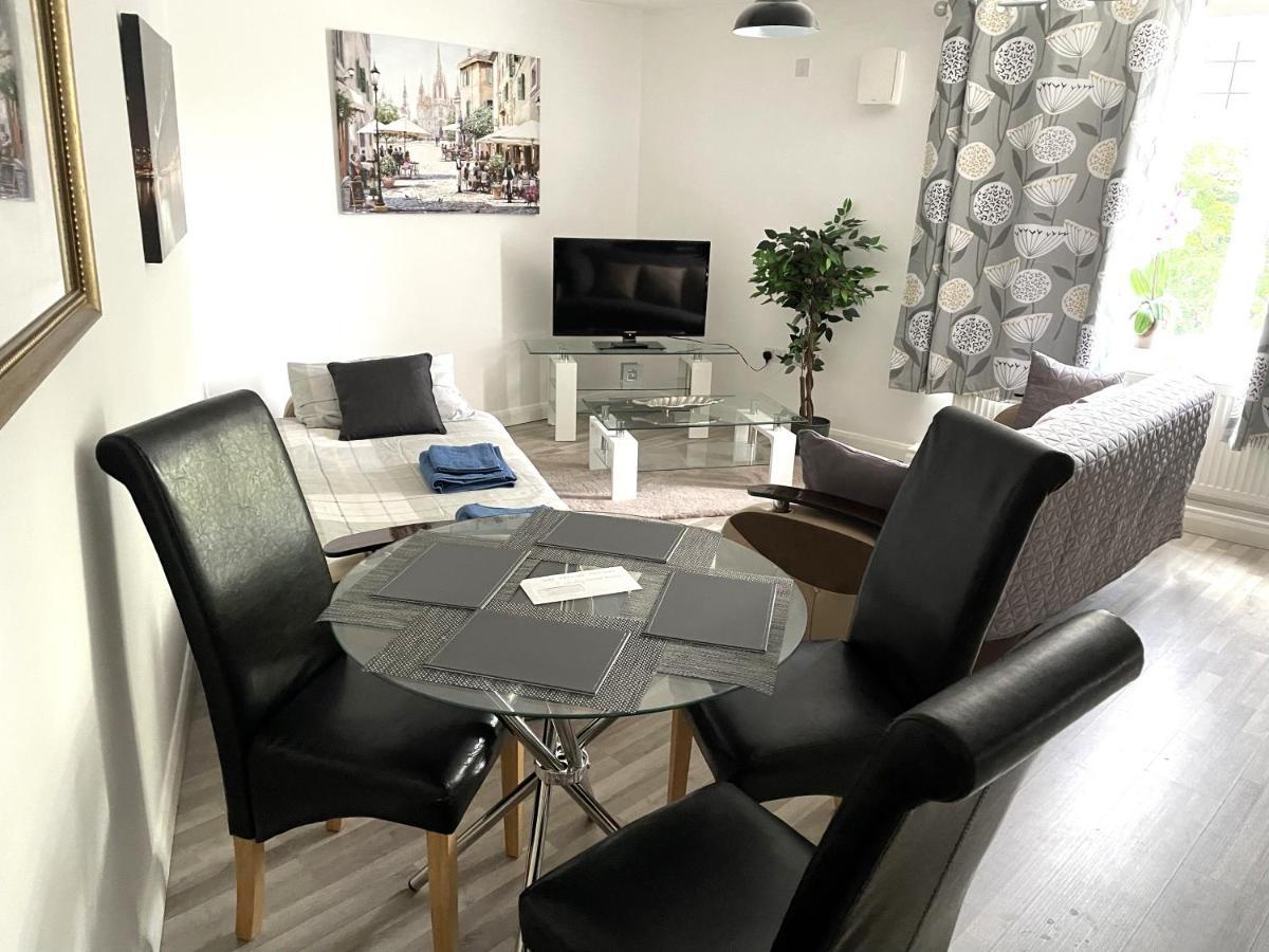 Deluxe 1-Bedroom Serviced Apartment Sleeps 4 For Short Or Long Stay Gillingham  Exterior foto