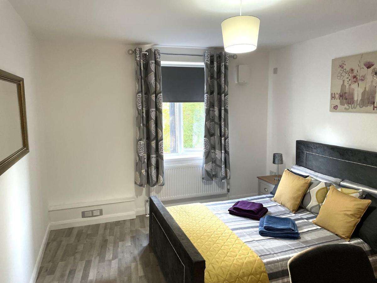Deluxe 1-Bedroom Serviced Apartment Sleeps 4 For Short Or Long Stay Gillingham  Exterior foto