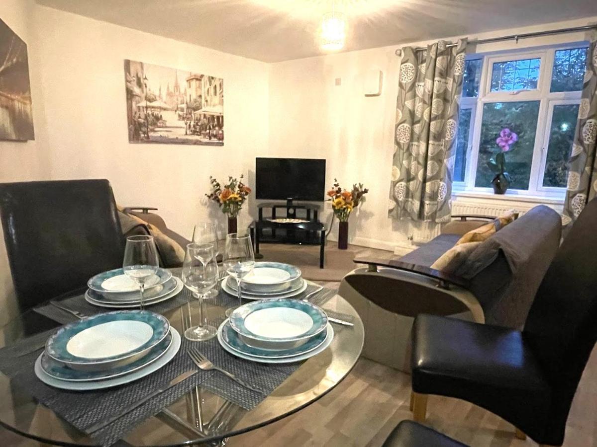 Deluxe 1-Bedroom Serviced Apartment Sleeps 4 For Short Or Long Stay Gillingham  Exterior foto
