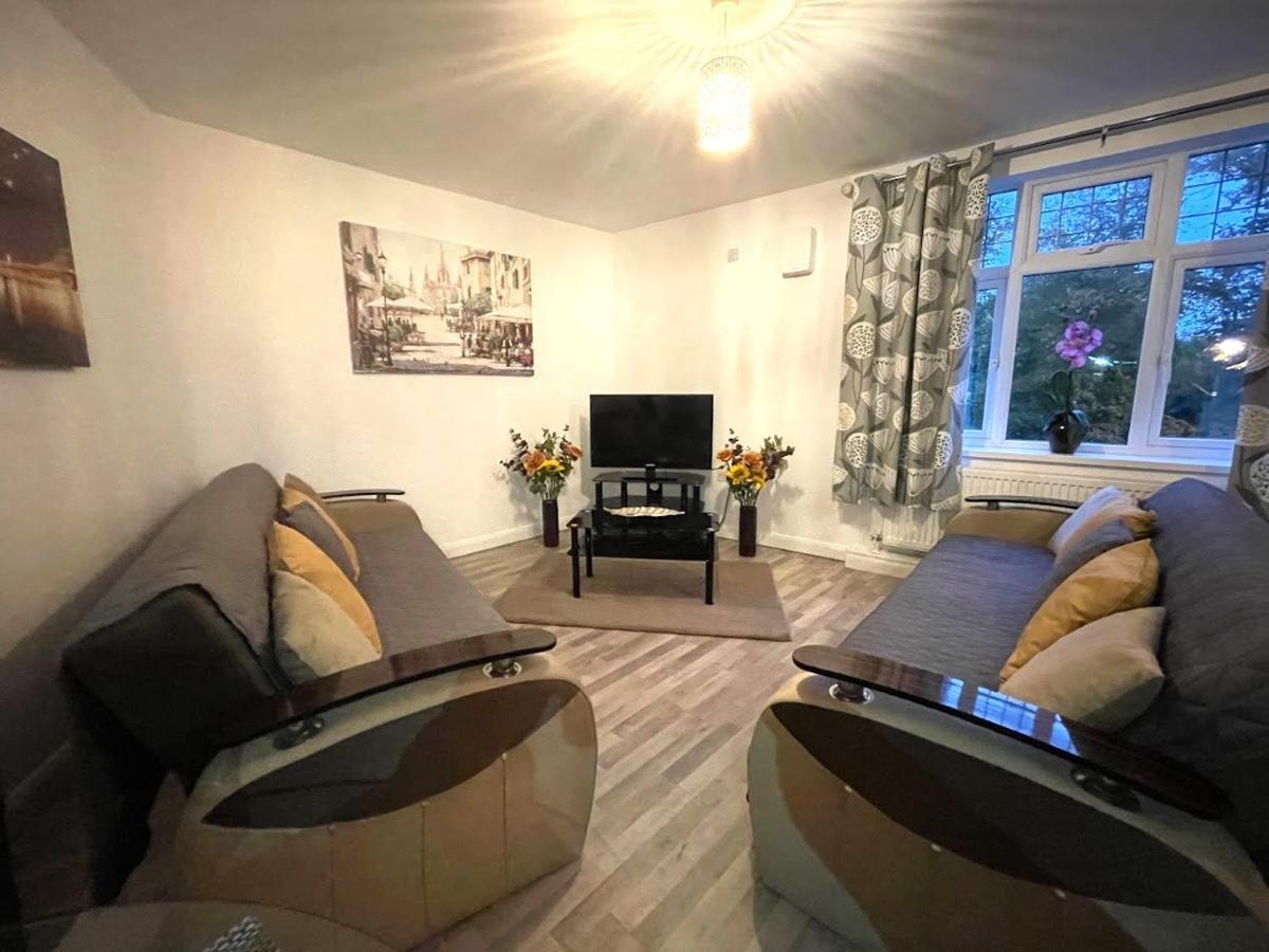 Deluxe 1-Bedroom Serviced Apartment Sleeps 4 For Short Or Long Stay Gillingham  Exterior foto