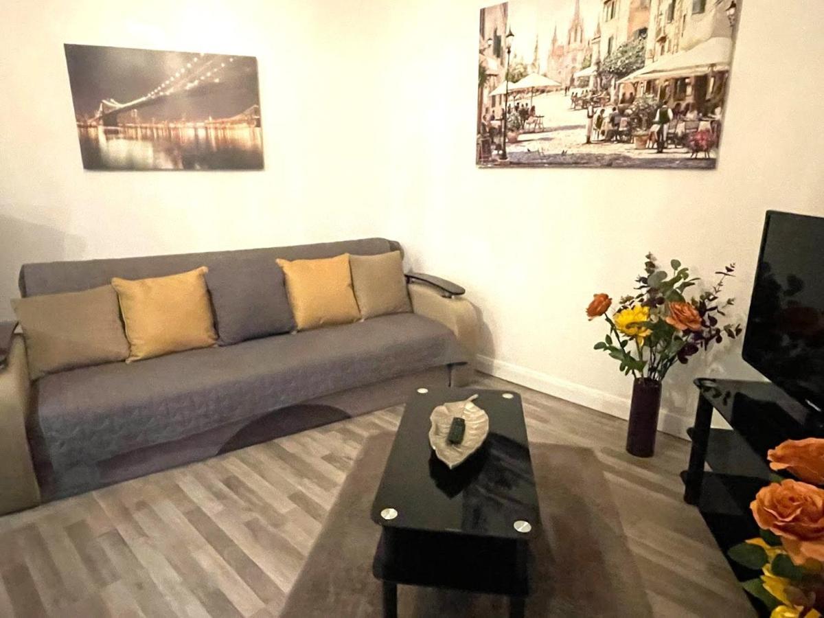 Deluxe 1-Bedroom Serviced Apartment Sleeps 4 For Short Or Long Stay Gillingham  Exterior foto