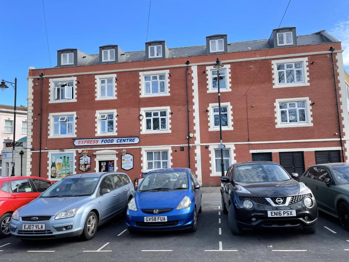 Deluxe 1-Bedroom Serviced Apartment Sleeps 4 For Short Or Long Stay Gillingham  Exterior foto